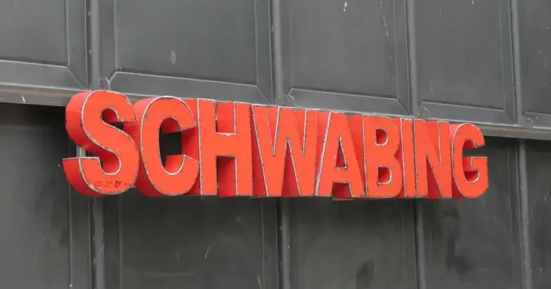 Artikelbild 2 des Artikels “Großbuchstaben - SCHWABING auf Metallrahmen Höhe ca. 50cm. “